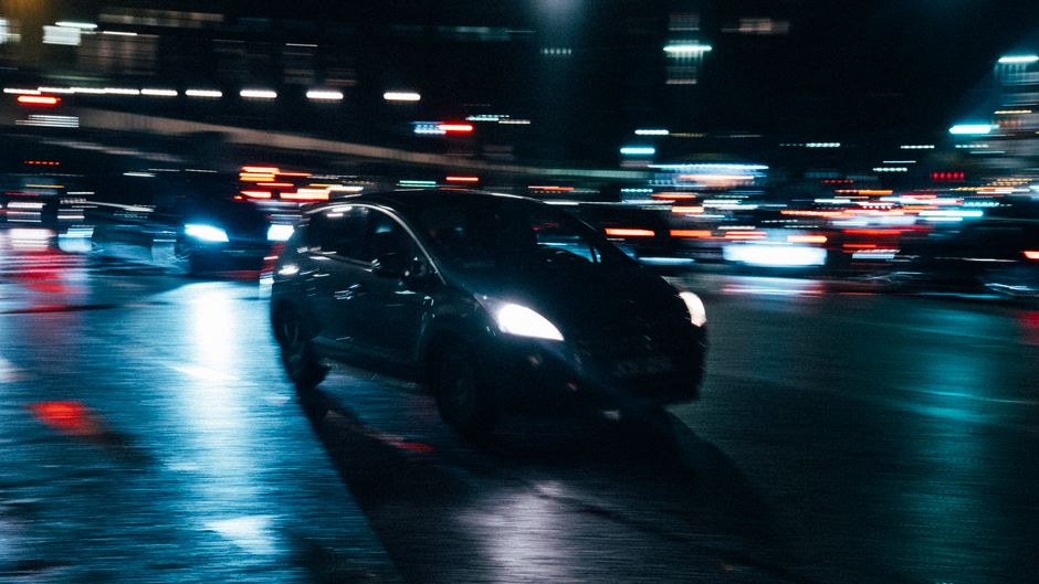 路灯下的出租车